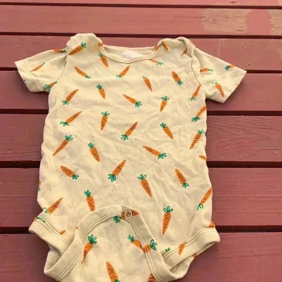 Five for 25 Joe Fresh 100% cotton onesie with carrots - Picture 1 of 4